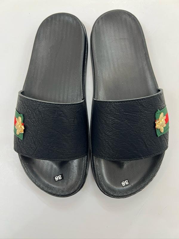 Product Introduction of Dép nam da sít nhăn Đen kết hợp vài dù hoạ tiết logo con ong Đế kép 2 lớp cao cấp  Hàng đẹp slipper Dép lê quai ngang Đế Bằng 10
