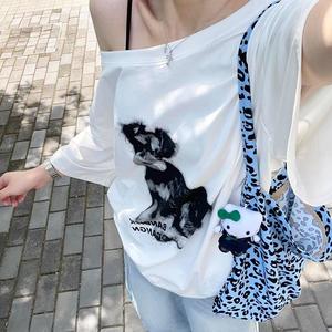 เสื้อยืด พิมพ์ลายลูกสุนัขย้อนยุคอเมริกัน ไหล่แนวทแยงสีขาว แขนสั้น ผู้หญิง ฤดูร้อน 2025 มาใหม่ ความรู้สึกหลวม เสื้อขี้เกียจ