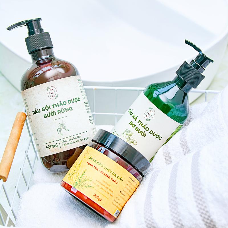 Cặp Gội Xả Bưởi Rừng - Bơ Bưởi [Tặng Muối Tẩy Tế Bào Chết Da Đầu 300gram] MỌC TÓC, NHANH DÀI PHỤC HỒI HƯ TỔN, GIẢM GÃY RỤNG, MỀM MƯỢT, TƠI PHỒNG (GỘI 500ML, XẢ 300ML) DẦU GỘI THẢO DƯỢC SALAKA