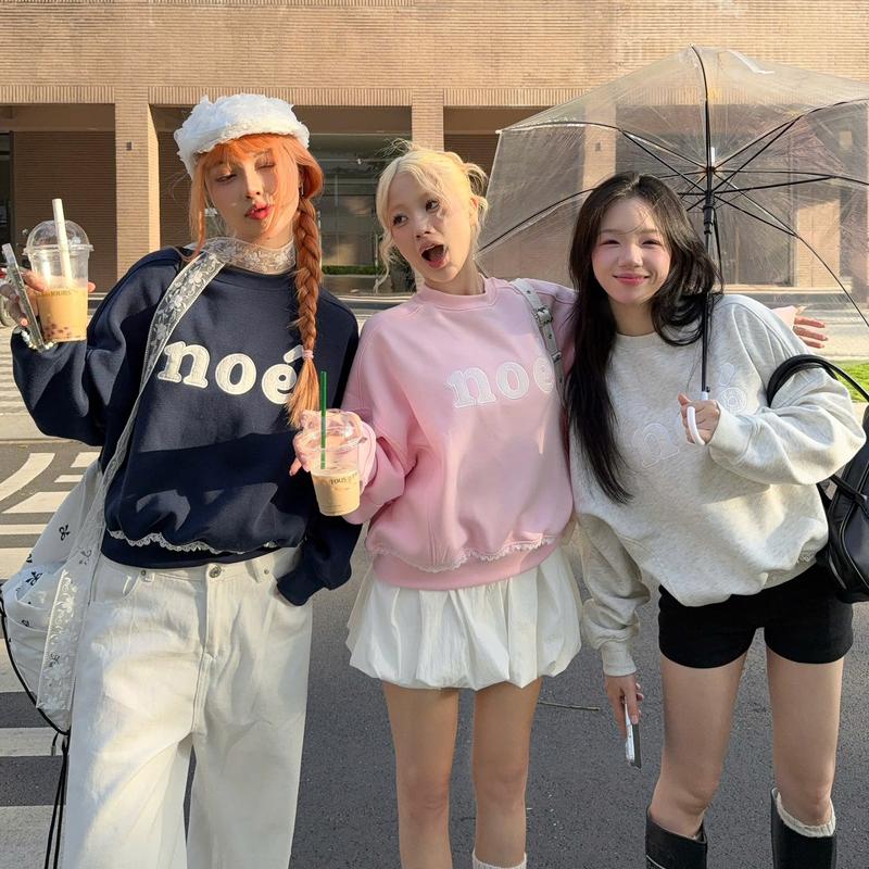 NONEAH - Áo Sweater Nỉ Bông Chữ Thêu Phối Ren Form Boxy Princess