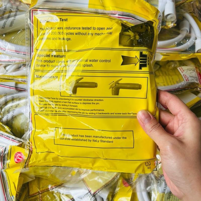 BỘ XỊT PHÒNG TẮM  * Tăng áp so với tay xịt thông thường  * Khoá rảnh tay thông minh  * Chất liệu ABS nhựa mầu trắng không dích kết vết bẩn *Dây nhựa trắng  120cm, chịu áp lực cao  *Sản phẩm gồm : Tay xịt + Dây xịt 120cm + gác xịt  CHẤT LIỆU Tay xịt 7