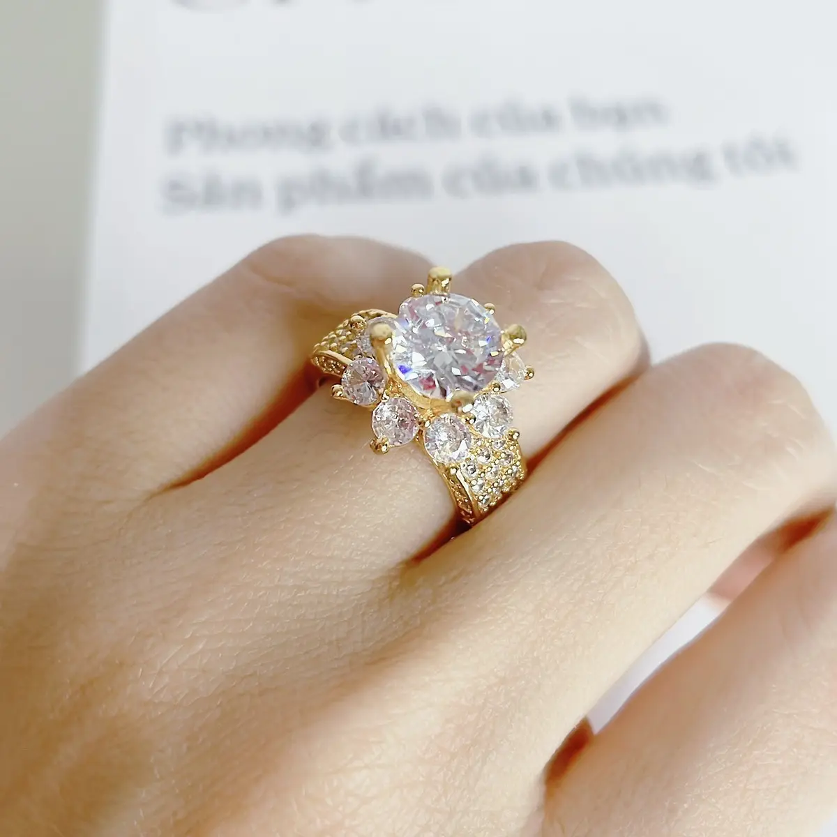 Nhẫn hoa đá cao cấp 2 màu vàng trắng.