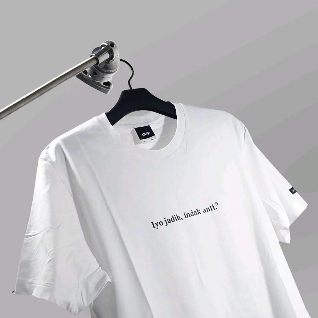 Baju Kaos Tshirt Distro Kaos Minang IYO JADIH, INDAK ANTI Combat Combed Katun Nyaman