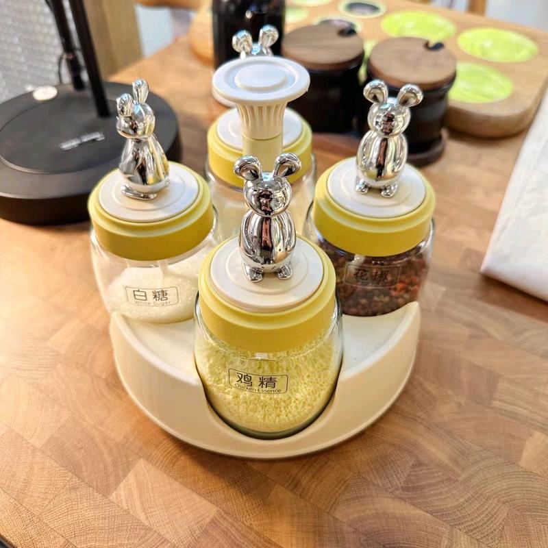 SÉT 4 LỌ HŨ ĐỰNG GIA VỊ NẮP THỎ KÈM KỆ XOAY 360 ĐỘ