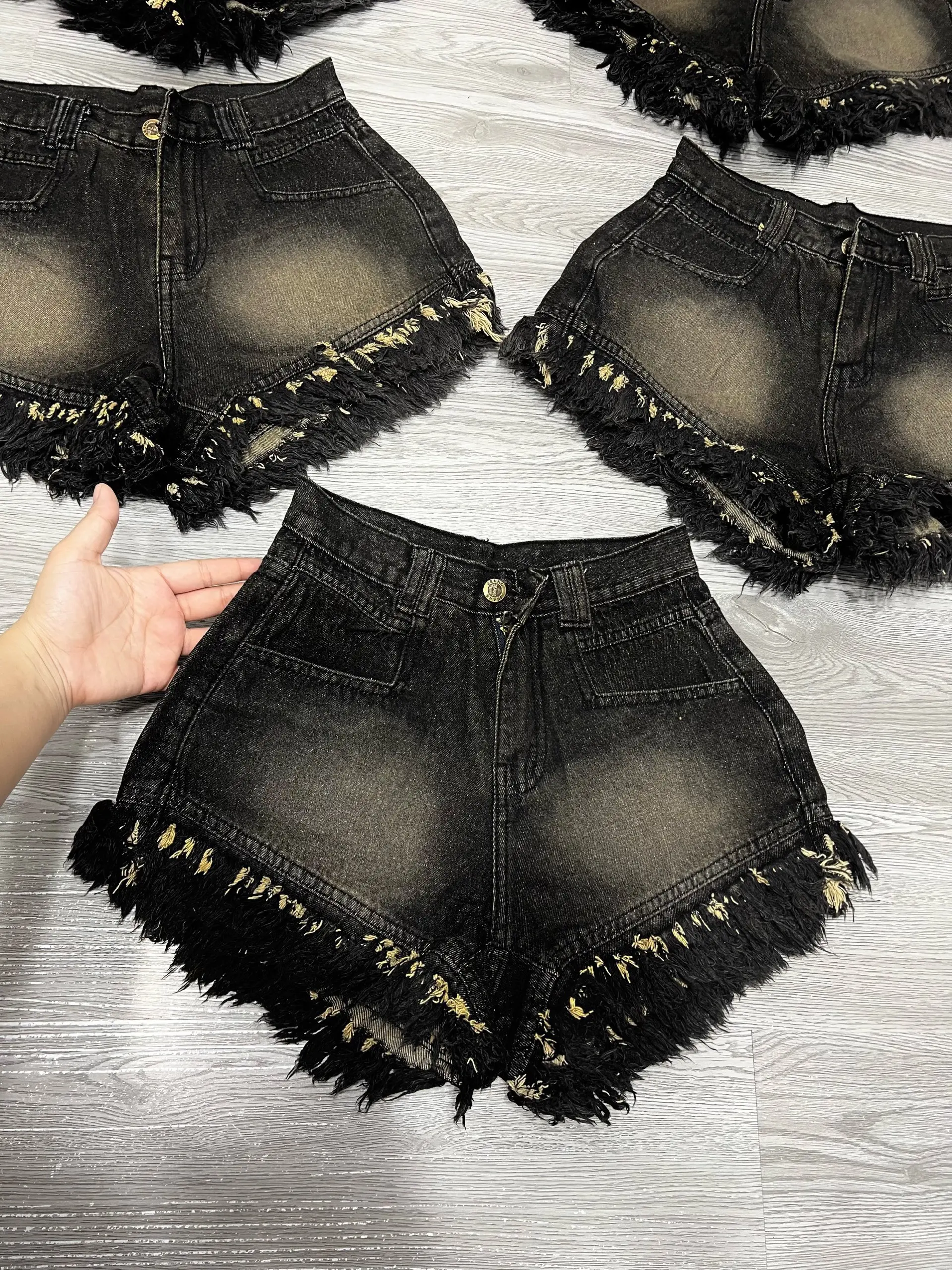 Quần đùi jean TRƠN lại tua rua (2145) , fom đẹp _ Q 115_chân ngắn BTQ2