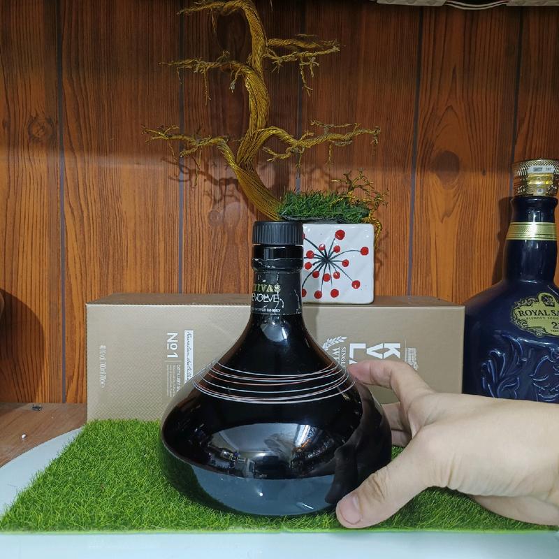 Vỏ chai rượu ngoại Chivas Đĩa Bay độc đáo đen huyền bí trưng bày decor (chai rỗng) 2