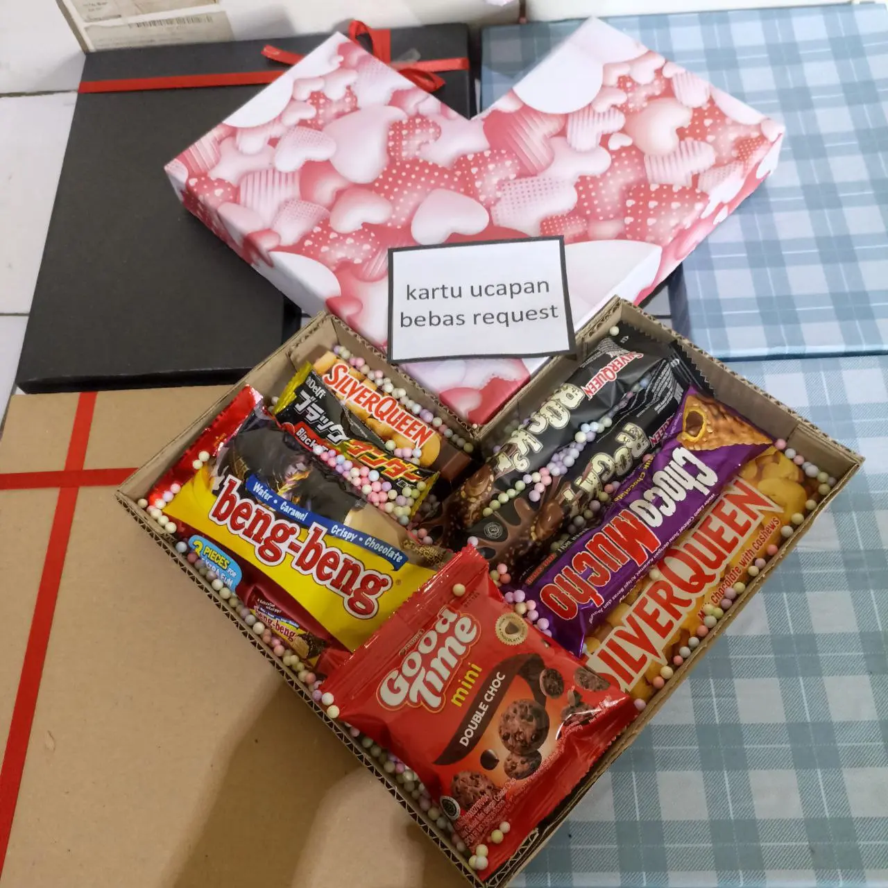 snack box bentuk love Cemilan, hampers Cokelat viral, kado ulang tahun,anniversarry dan pasangan Gift Makanan Chocolate