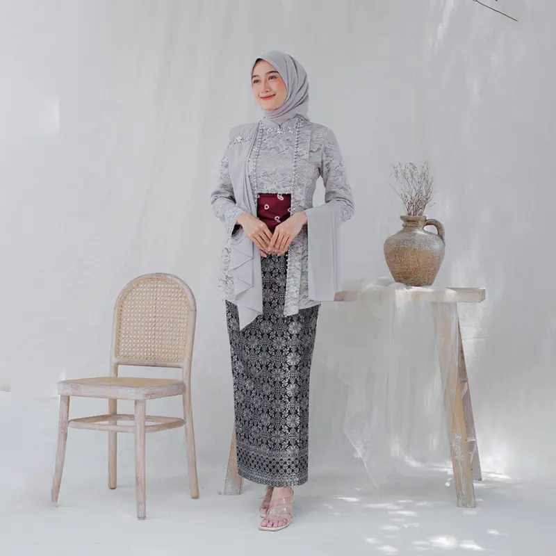 KEBAYA SOLO - Setelan Kebaya Batik Kutubaru Laksmi - Kebaya Sabira Laksmi Kutubaru Kebaya Lamaran Modern Kebaya Wisuda Kebaya Bridesmaid Kebaya Kondangan Atasan Baju Cantik Kancing Panjang Pesta Wanita Brokat Dress Payet Songket Motif Mewah 2