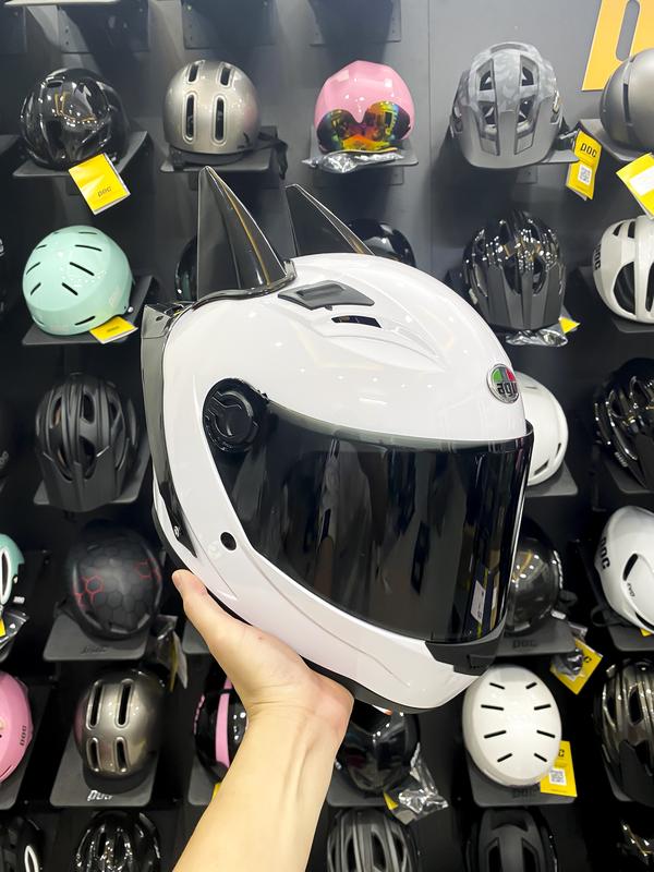 Nón bảo hiểm AGU trắng bóng gắn sừng batman và đuôi gió 2024 Helmet