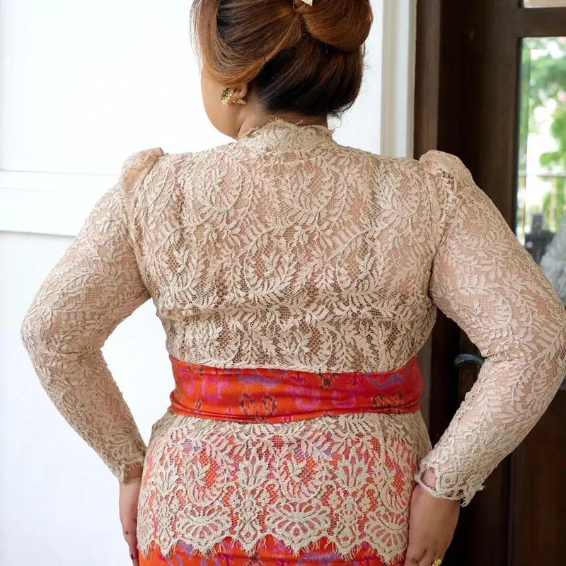 Kebaya Jadi B02 Semiprancis Swarovskii Kerah Tempel Bet Oval Bahu Rempel Lengan Panjang(only kebaya saja) 8