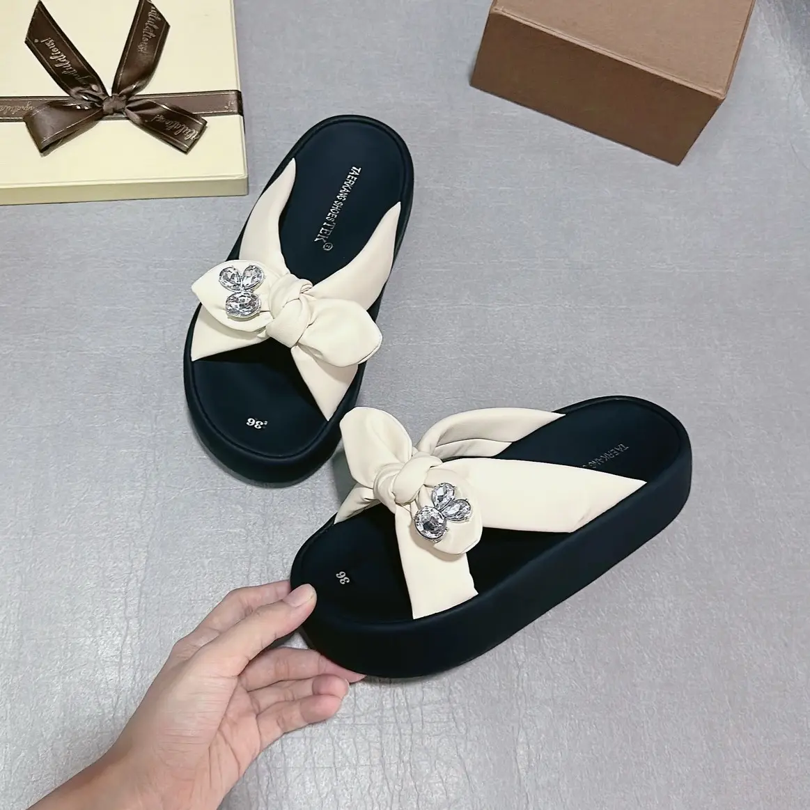 Dép Nữ thời trang E26 quai chéo có hình tai thỏ đáng yêu đế cao 5cm mềm mại thoải mái khi mang