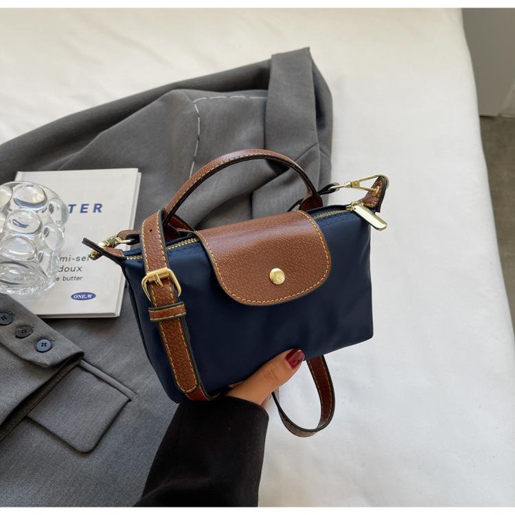 Product Introduction of Retro Explosions Handbag Shoulder Crossbody Bag Carrying High-grade Nylon Jiaozi Bag. 13