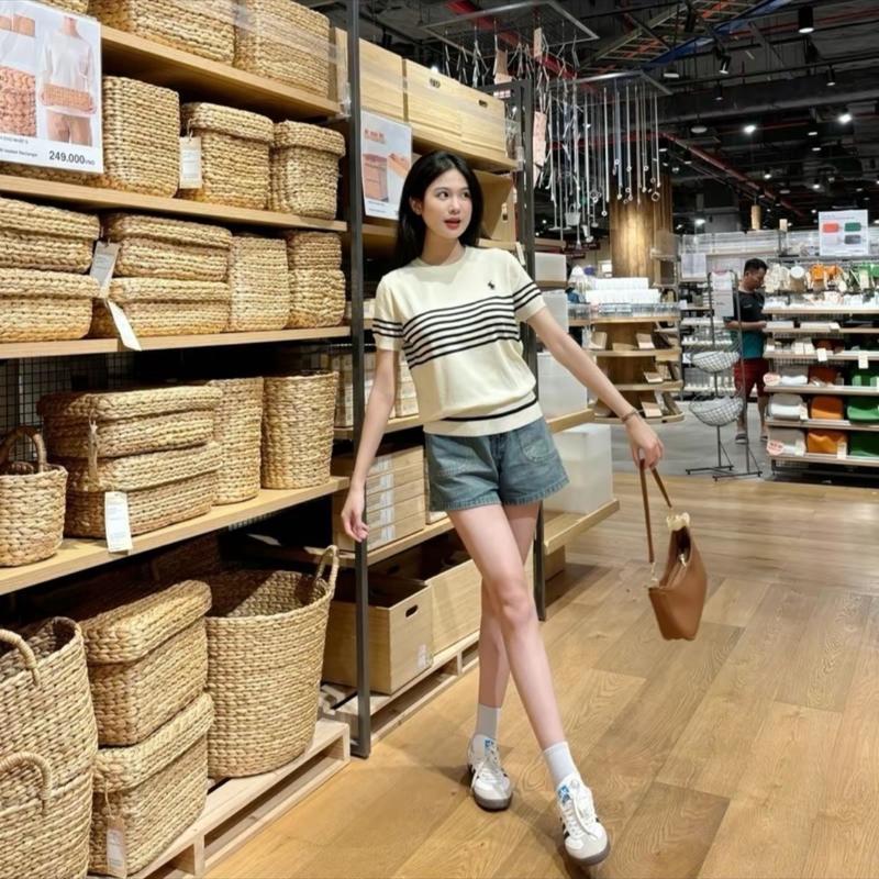 {GIÁ MỞ BÁN} áo thun dệt kim Sọc thêu Hình Ngựa LEN MỎNG Mongtoghi cổ tròn dáng rộng QC free size <58kg woman đen trắng MÁT MỊN iurihouse 2
