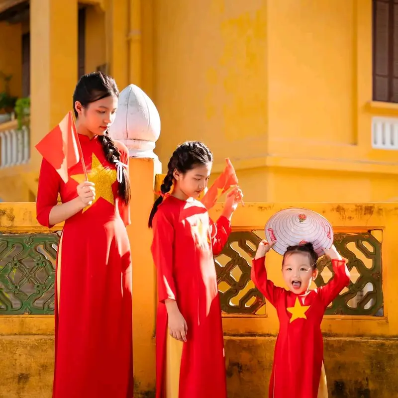 Áo dài Cờ Đỏ Sao Vàng Việt Nam dành cho bé gái chất liệu lụa tông đỏ tươi và vàng 6