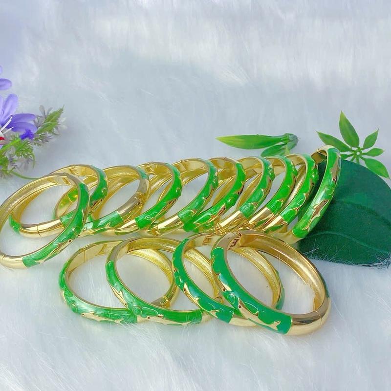 Vòng tay họa tiết chú cá heo chất liệu titan không bay mầu , xiêu bền mạ vàng 18k .không gỉ phong nữ