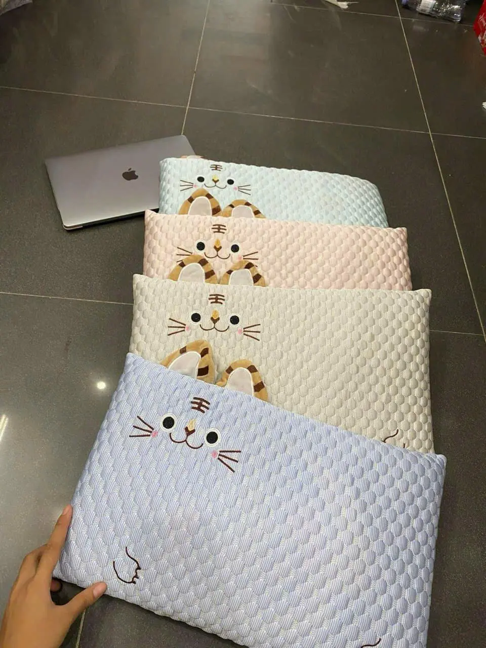 Gối Băng Lụa Lạnh Hình Mèo TOMBOY BEDDING Mẫu Mới năm 2025 Thoáng Mát, Gối Mát-xa Cho Bé Mang Đi Học KT 30x45 cm