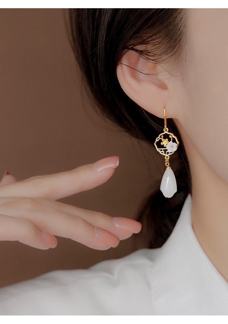 Product Introduction of New Chinese Style Earrings Cheongsam Ancient Style Hetian Jade High Sense Earrings 2024 New Earrings 4