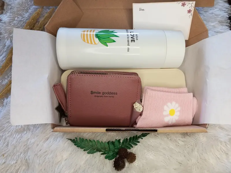 Hampers Box dan Gift set Alat Makan dan Dompet Kado Ulang Tahun, Wisuda dan Anniversary 0