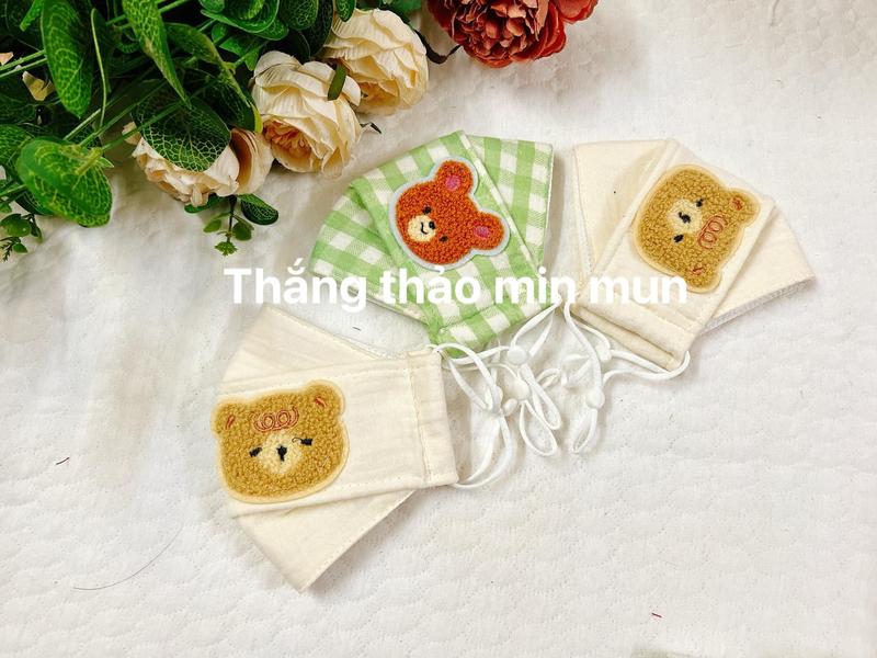 Product Introduction of Khẩu trang gấu chất vải musslin với  lớp  lót xuất  Nhật  kháng khuẩn rất  an toàn cho da và sức khỏe của bé. Dành dc cho bé từ 1-10 tuổi  chi cả bé trai và bé gái Phụ Kiện 9