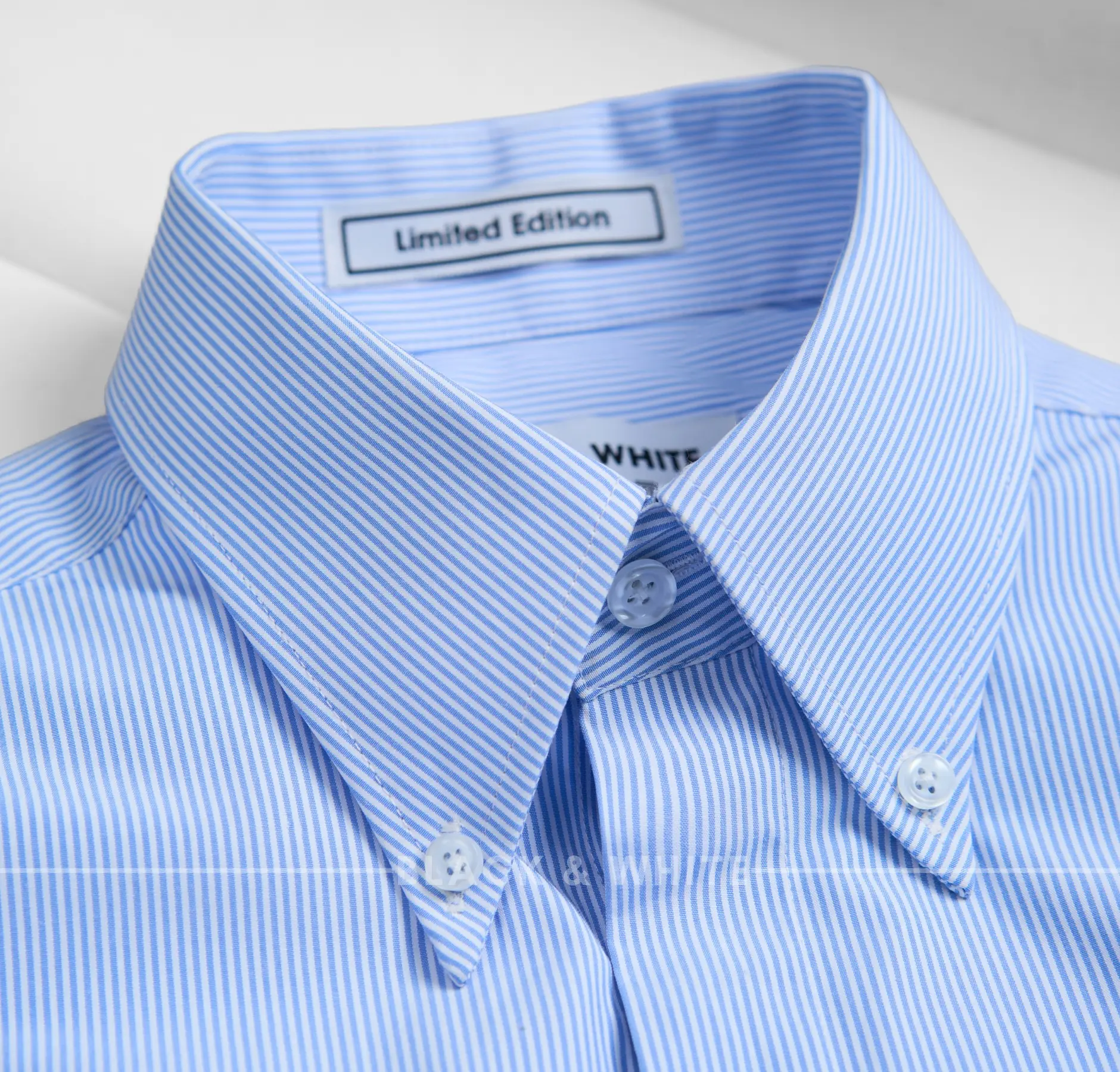 Sơmi xanh nhạt kẻ dọc tăm, cổ BUTTON DOWN
