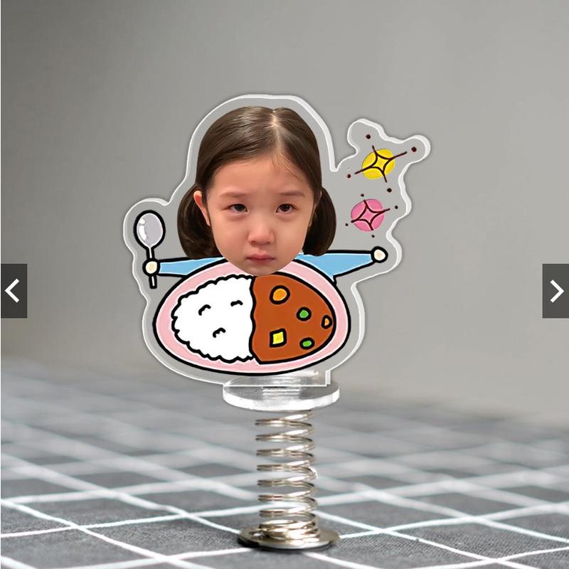 Standee lò xo lắc lư GHÉP MẶT CHIBI IN THEO YÊU CẦU đáng yêu trong suốt dính xe o tô, xe máy, mũ bảo hiểm.