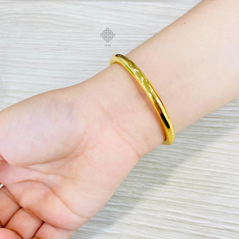 Vòng tay trơn titan, Lắc tay trơn titan có khóa gài màu vàng, Không phai màu không rỉ sét, TRANGSUCMOILUATUOI.RIN