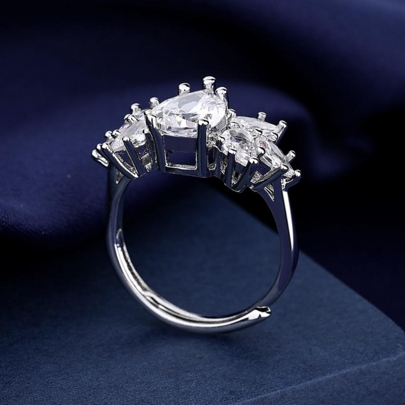 Product Introduction of [with Gra Certificate] Fashion Angel Wings Ring Elegant Water Drop Pear-Shaped Ring 18