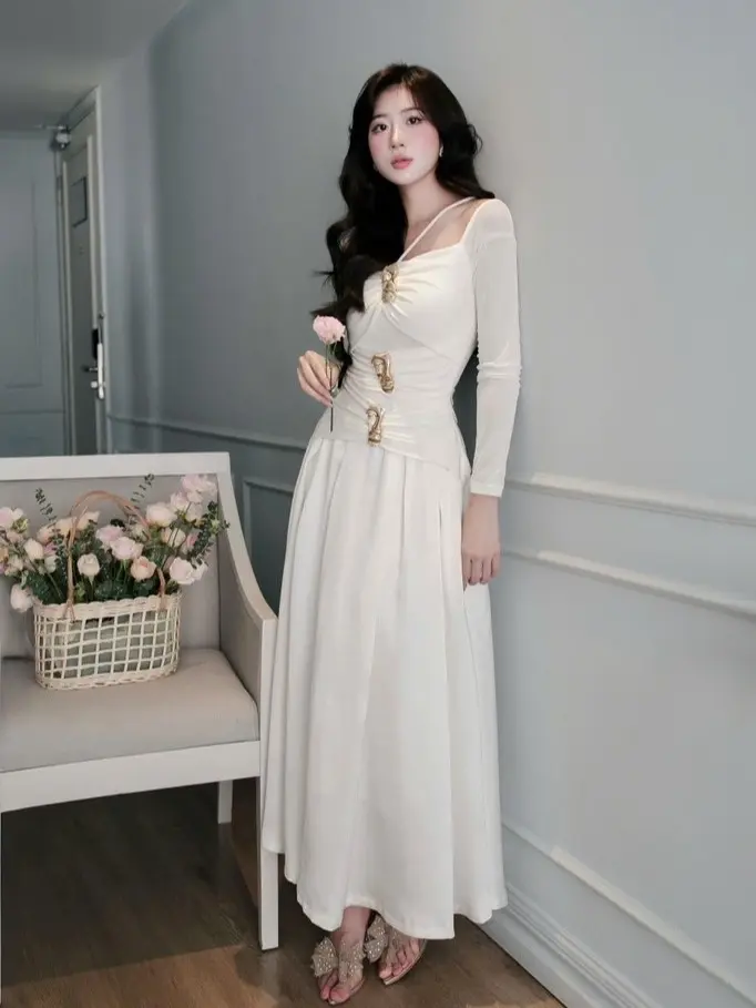 Váy thiết kế cổ yếm 3 khuy trắng sang chảnh phù hợp đi chơi đi tiệc