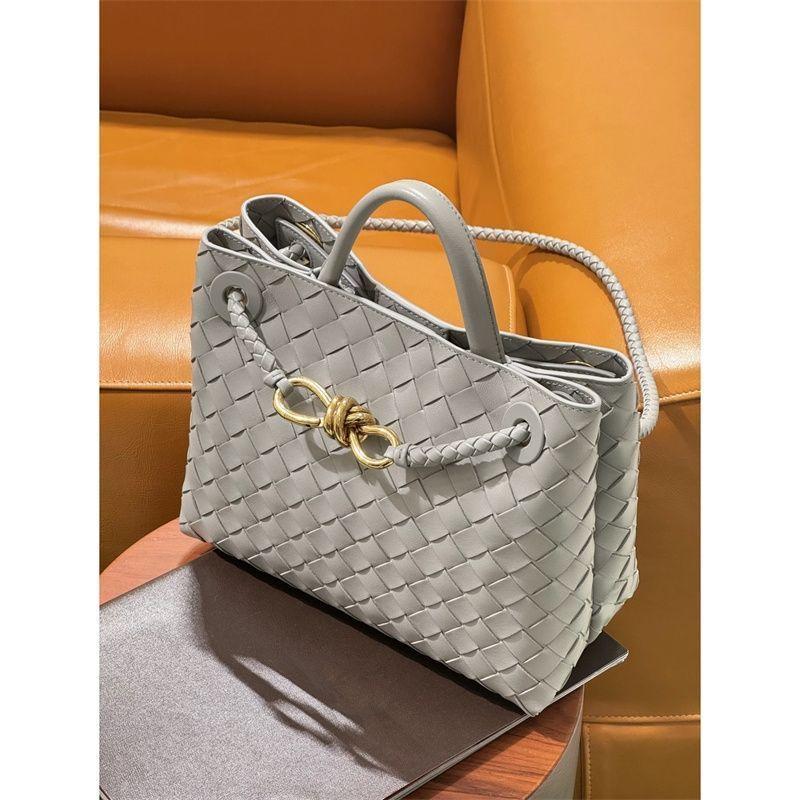 Product Introduction of URBBB PRVOVO High-End Woven Bag 2025 New Niche Design Versatile Commuter Shoulder Crossbody Bag 5