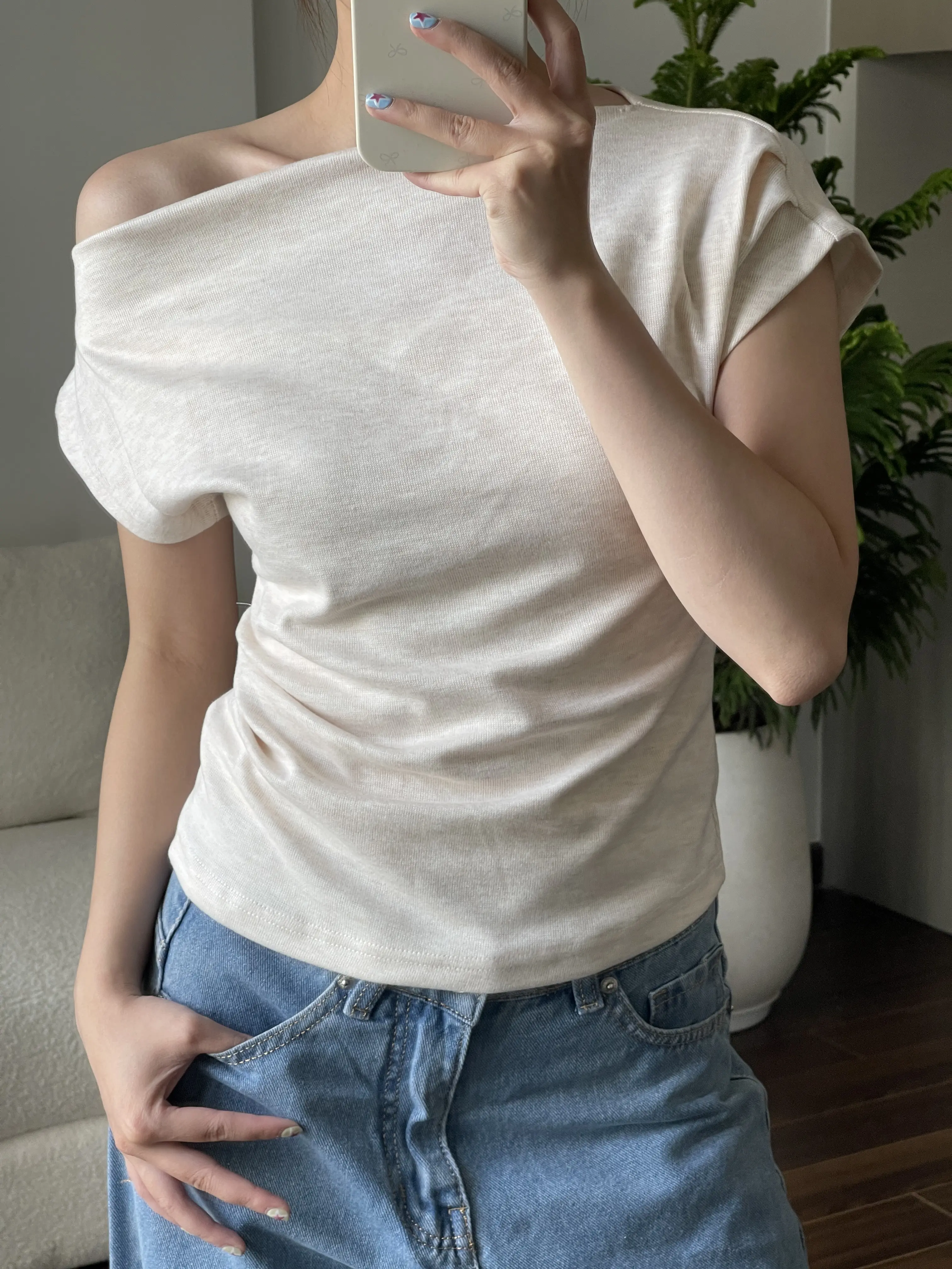 KeithHouse AT15 - Áo Thun Lệch Vai Xếp Ly, Áo Kiểu Sườn Nhún Eo Điệu Đà, Áo Phông Form Vừa Chất Vải Co Dãn Mềm Mịn