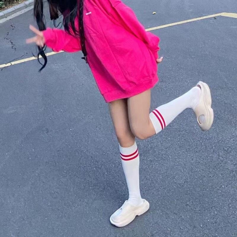 Tất cao cổ thể thao dài đến gối Jengiang họa tiết kẻ sọc đen trắng phong cách nữ sinh Hàn Quốc
