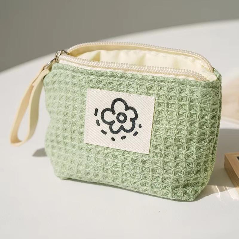 Product Introduction of Túi Trang Điểm Mini, Thiết Kế Hoa Mới, Chất Liệu Polyester Có Khóa Kéo, Kích Thước Nhỏ Thích Hợp Đựng Tiền Xu, Hình Vuông, Mềm Mại Và Bền, Lý Tưởng Để Đựng Son Môi, Tai Nghe Và Chìa Khóa, Hình Dạng Túi 10