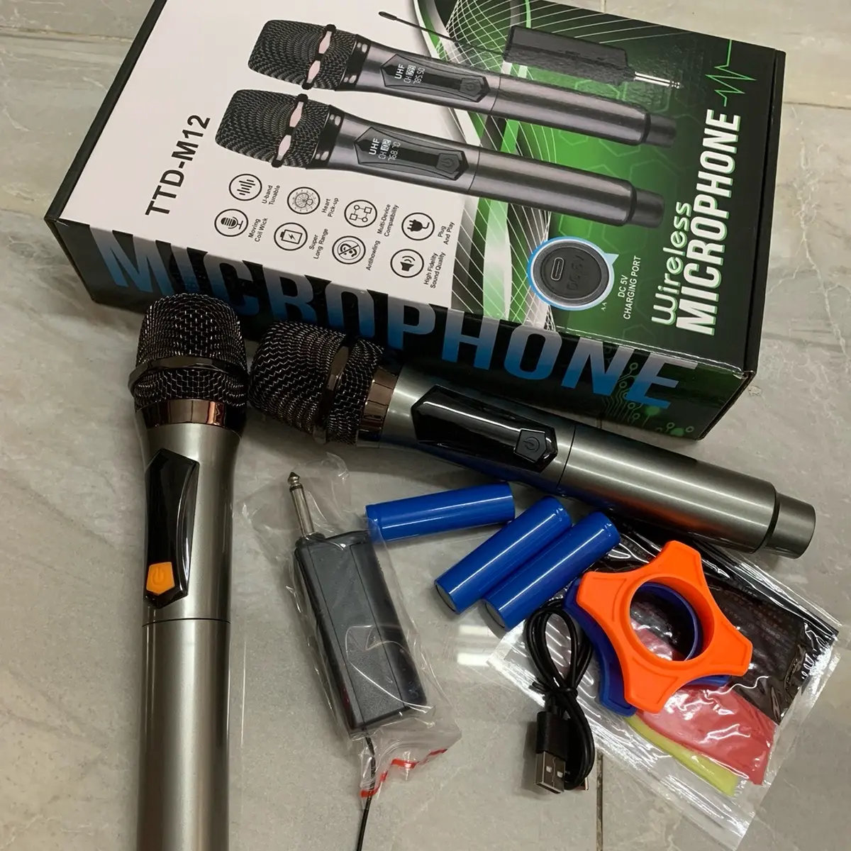 mic dô đa năng TTD M12 là dòng sản phẩm cao cấp kèm 2 míc không dây cao cấp với bin sạc cho bạn thủai mái ca hát mà không sợ tốn tiền mua bin thay thế cho bạn cảm nhận âm thanh trung thực nhất