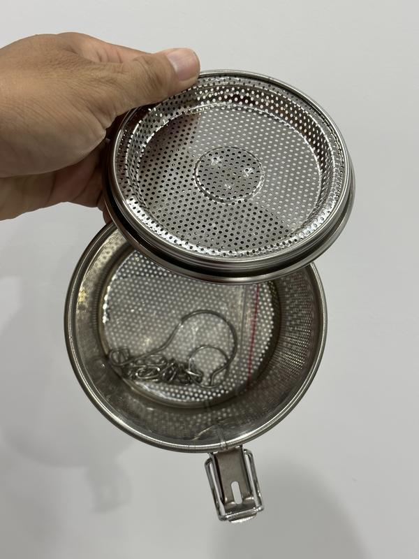 Rọ lọc gia vị inox, bền, tiện lợi, dùng nấu Phở, rọ kích thước to, cao 17cm * đường kính 18cm, dùng cho tiệm nấu Phở, nấu nhiều. Rọ to sử dụng lâu dài Dùng để lọc các loại canh thảo mộc, trà, các loại gia vị như quế, hồi, tiêu rổ