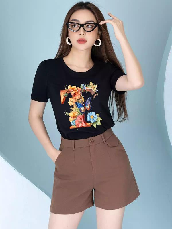Áo thun tay ngắn cổ tròn, áo thun in hình chữ cái hoa lá sặt sở, phong cách sang trọng thanh lịch. 2