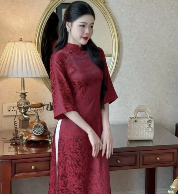 Áo Dài Cách Tân 2025 dáng xuông gấm tơ, vân phượng, màu đỏ đô sang trọng