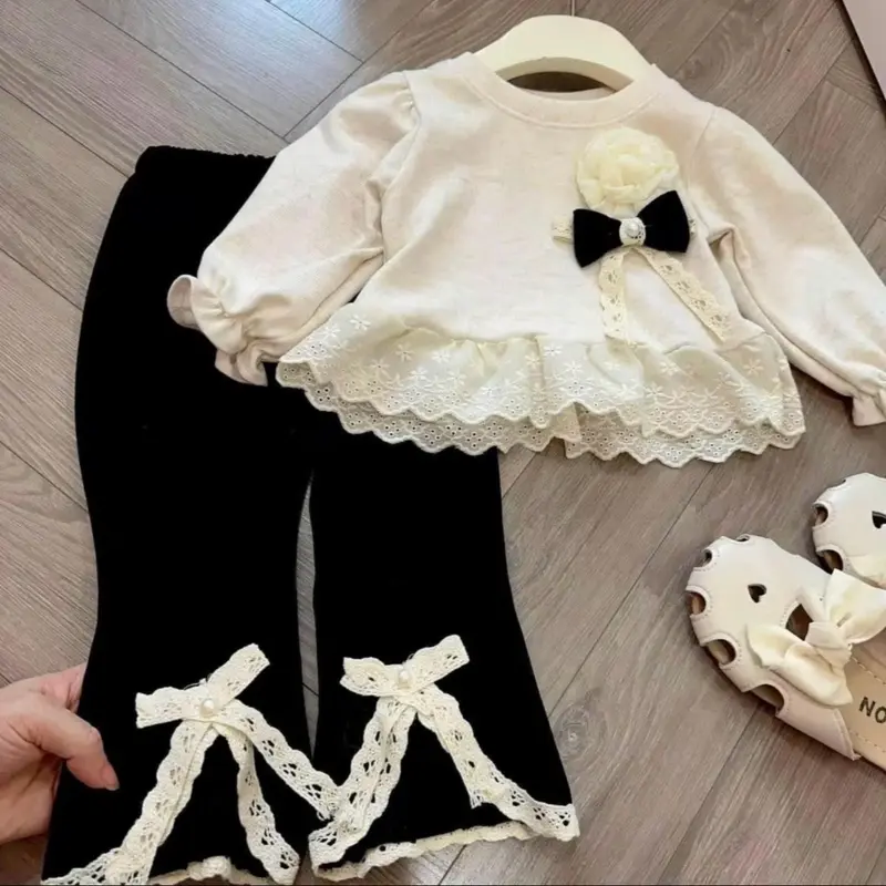 Bộ đồ bé gái áo đính HOA kèm quần ống loe phối ren xinh yêu Kem Cho Bé (10-21 kg) Heo 0