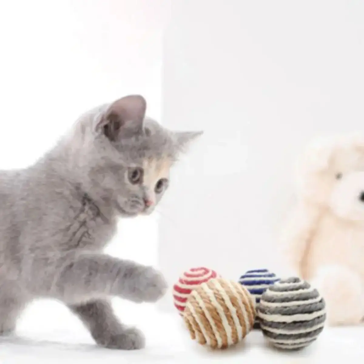 1PC Cat Pet Sisal Rope Weave Ball Teaser Play Woven Ball Chewing Rattle Scratch Chat Catch Toys for Cat (Color Random)