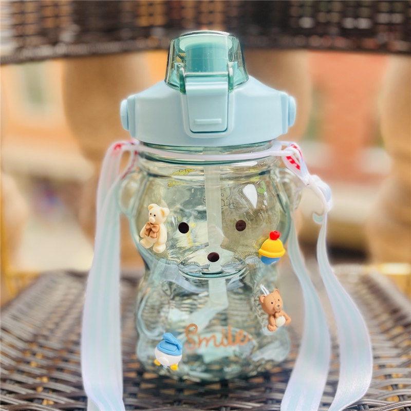 Bình nước nhựa hình gấu SMILE dễ thương dung tích 1000ML có quai cầm dây đeo tiện lợi