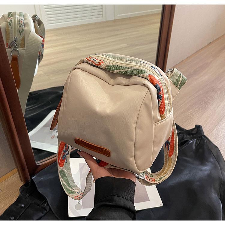 Product Introduction of Large Capacity Simple New Shoulder Small Cloth Bag Women's Messenger Bag Women's Bag Fashion All-Match Lightweight Oxford Cloth Shell Bag 28