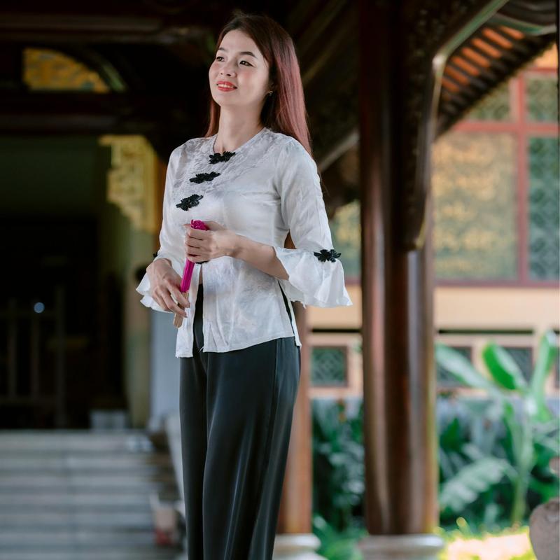 SÉT ÁO LẺ  BÀ BA,TAY LOE,, ÁO GẤM 2 DA,HOA VĂN ,QUẦN BẢN LƯNG PHÍA SAU, KẾT HƠP TÚI TRONG, PHONG CÁCH LỊCH LÃM , HIỆN ĐẠI MẪU MỚI NHẤT, TẶNG KÈM 1 CỘT TÓC XINH Nữ Kem Women Nhung 5