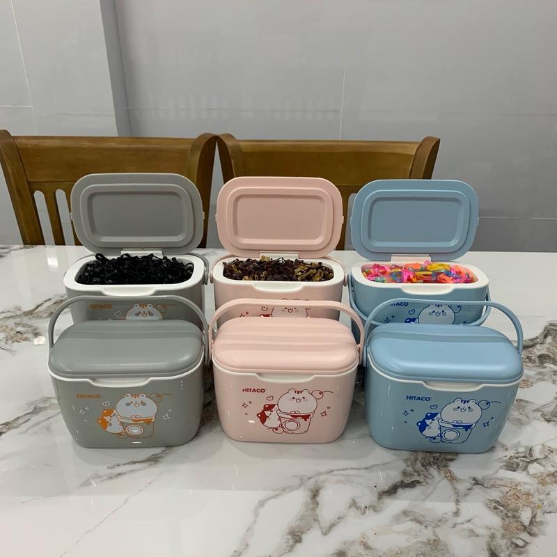 (Tặng 5 kẹp càng cua khi mua thùng dây thun)thùng đá 1 lít nắp liền kèm 2000 sợi thun cột tóc có sợi trung và sợi to,sử dụng được cho mẹ và bé