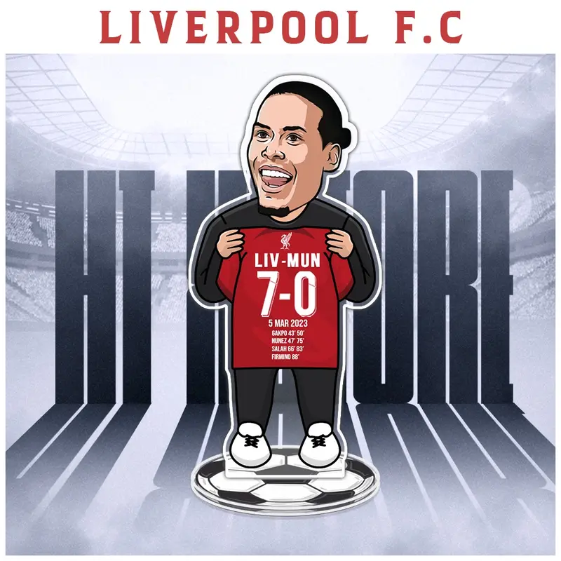 Mô hình standee in hình cầu thủ Van Dijk CLB Liverpool cầm áo bóng đá tỷ số 7-0, mô hình cầu thủ để bàn 1