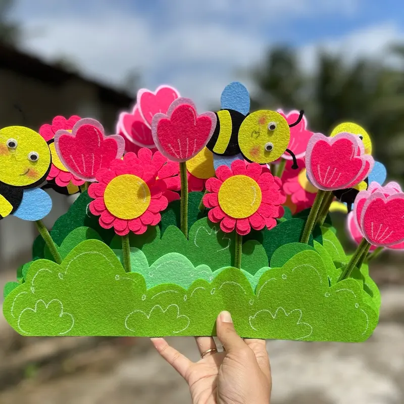 Hoa trang trí chân tường có lúc lắc theo gió. Kích thước 30x35cm , đung trong trang trí chân tường lớp học mầm non, chơi hoạt động góc, sân khấu kể chuyện, âm nhạc 1