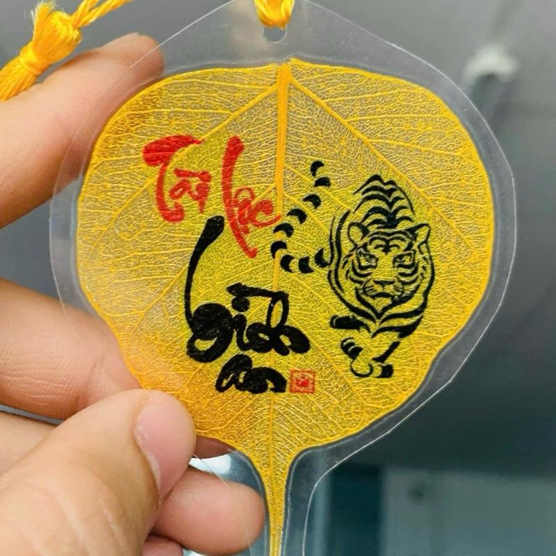 [Tặng kèm bao lixi] Lá Bồ đề chữ thư pháp 12 con giáp theo tuổi để ốp đt, decor phòng khách