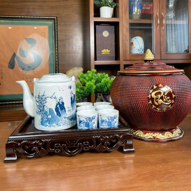 Combo giỏ ủ trà giữ nhiệt chữ phúc lộc thọ , ấm tích gốm bát tràng dung tích 1.5L, 6 ly sứ 1 khay trà bằng nhựa