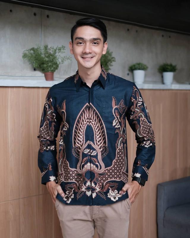 Nayanika Batik Couple Kemeja Pria dan Rok Wanita NAVY SEKOP Baju Couple Kondangan Batik Wisuda Bawahan Kebaya Modern Rok Span dan Kemeja M L XL 2