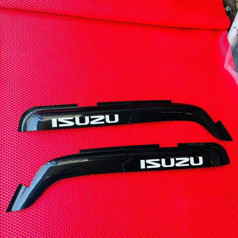 Che mưa nhựa ĐEN dẻo gắn cho xe tải  ISUZU FRR650, NQR 550, FVR34Q, ISUZU 6T, 8T, 15T ĐỜI XE CÓ GỌNG GƯƠNG BÊN HÔNG CÁNH CỬA.