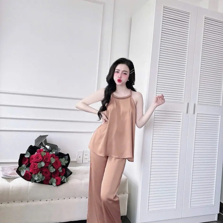 (YẾM QUẦN DÀI)Séc đồ bộ cổ yếm màu trơn viền bèo quần dài , chất vải lụa tơ tằm dành cho nữ! | BigBuy360 - bigbuy360.vn (YẾM QUẦN DÀI)Séc đồ bộ cổ yếm màu trơn viền bèo quần dài , chất vải lụa tơ tằm dành cho nữ! | BigBuy360 - bigbuy360.vn