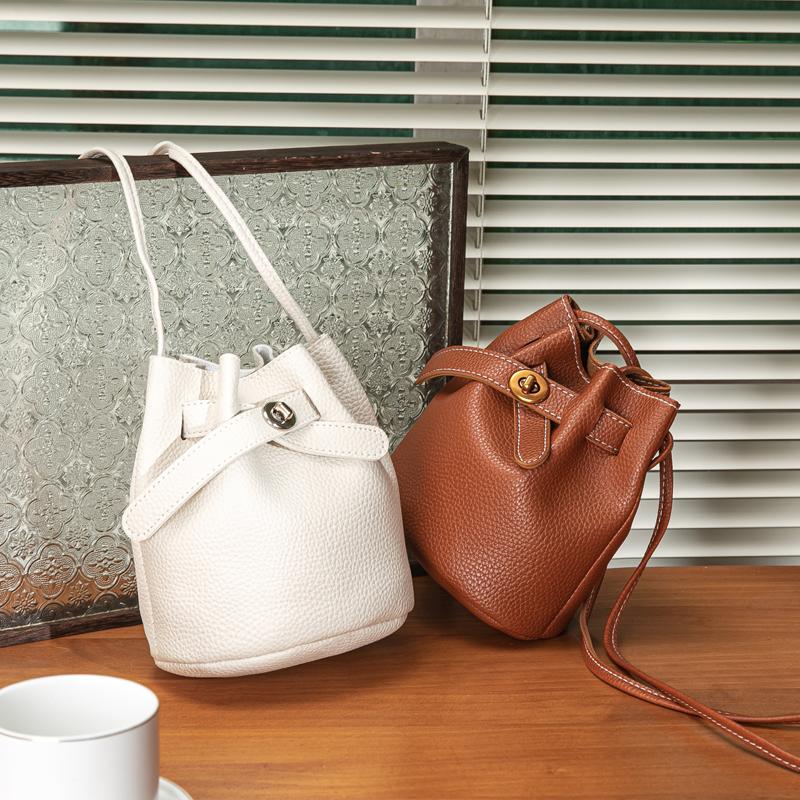 Túi Xô Đeo Nữ 60003 Kế Đơn Giản Đeo Vai Đeo Chéo Phù Hợp Mọi Lứa Tuổi Da Cao Cấp Màu Trắng & Nâu Sang Trọng Đi chơi Bucket Bag xịn hot